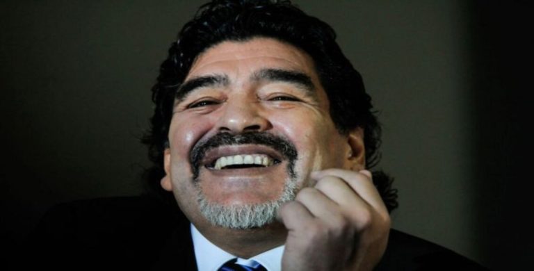 Um ano sem Maradona: as polêmicas que mantêm o mito do futebol vivo na memória